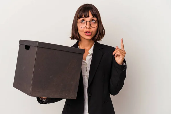 Junge Geschäftsfrau Mit Gemischter Rasse Hält Eine Schachtel Isoliert Auf — Stockfoto