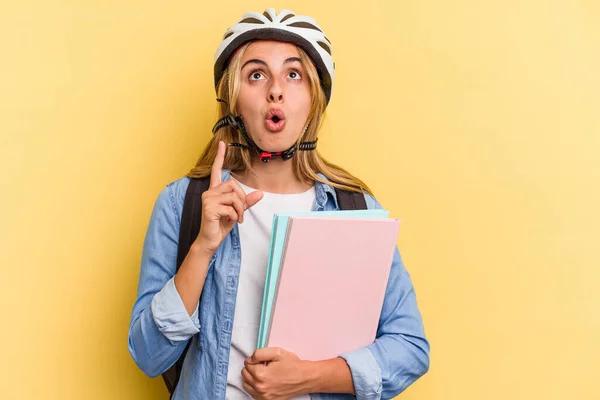배경에 뒤집힌 벌리고 자전거 헬멧을 코카서스 여학생 — 스톡 사진