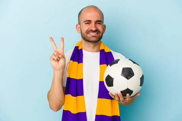 Jovem Careca Esporte Vestindo Lenço Isolado Fundo Azul Mostrando Número — Fotografia de Stock