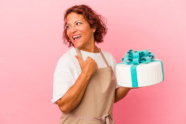 Middle Age Pastry Latin Woman Holding Cake Isolated Pink Background —  Fotos de Stock