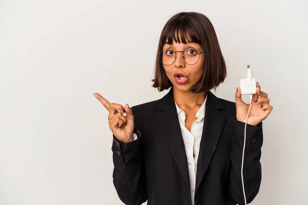 Joven Mujer Negocios Raza Mixta Sosteniendo Cargador Teléfono Aislado Sobre — Foto de Stock