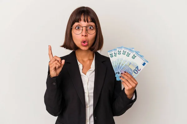 Jonge Gemengde Ras Zakenvrouw Met Een Bankbiljetten Geïsoleerd Witte Achtergrond — Stockfoto