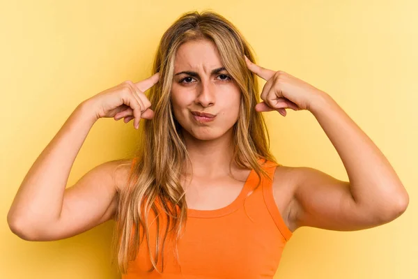 Giovane Donna Bionda Caucasica Isolata Sfondo Giallo Focalizzata Compito Mantenendo — Foto Stock