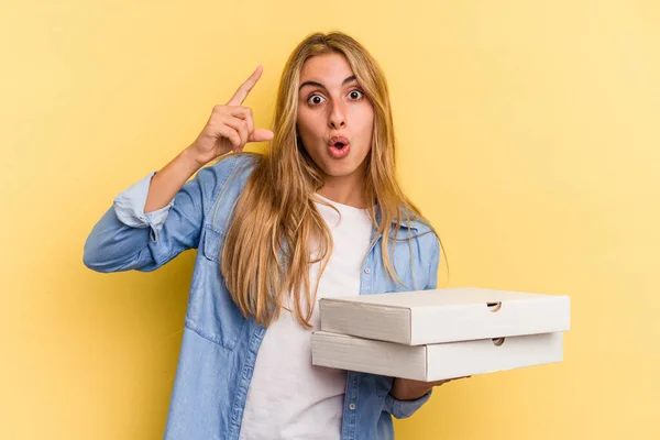 Jonge Kaukasische Blonde Vrouw Met Pizza Geïsoleerd Gele Achtergrond Met — Stockfoto