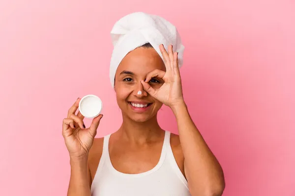 Joven Mujer Raza Mixta Sosteniendo Crema Facial Aislado Sobre Fondo — Foto de Stock