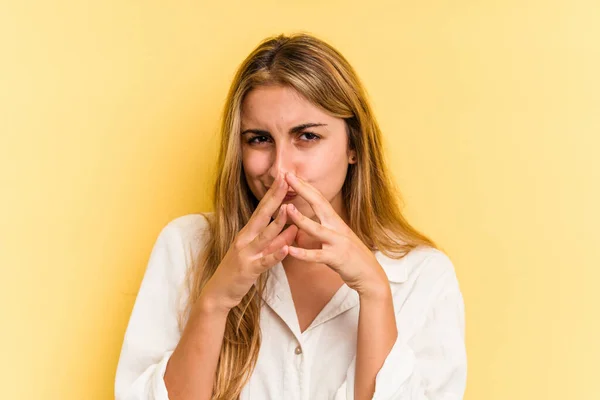 Joven Mujer Rubia Caucásica Aislada Sobre Fondo Amarillo Maquillando Plan —  Fotos de Stock