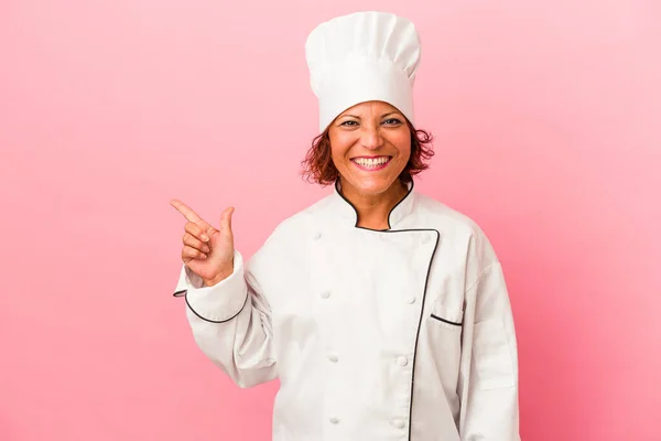 Lateinische Frau Mittleren Alters Auf Rosa Hintergrund Isoliert Lächelnd Und — Stockfoto