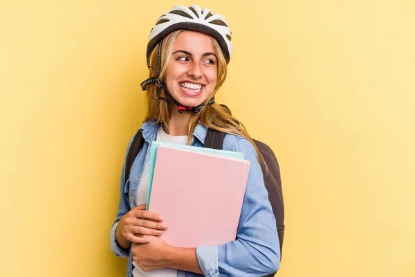 Giovane Studentessa Caucasica Indossa Casco Bicicletta Isolato Sfondo Giallo Guarda — Foto Stock