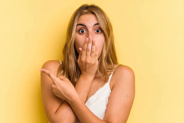 Jovem Mulher Loira Caucasiana Isolada Fundo Amarelo Apontando Para Lado — Fotografia de Stock