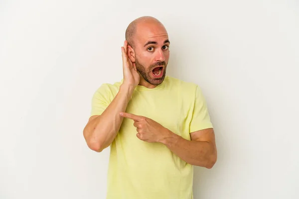 Jovem Careca Isolado Fundo Branco Tentando Ouvir Uma Fofoca — Fotografia de Stock