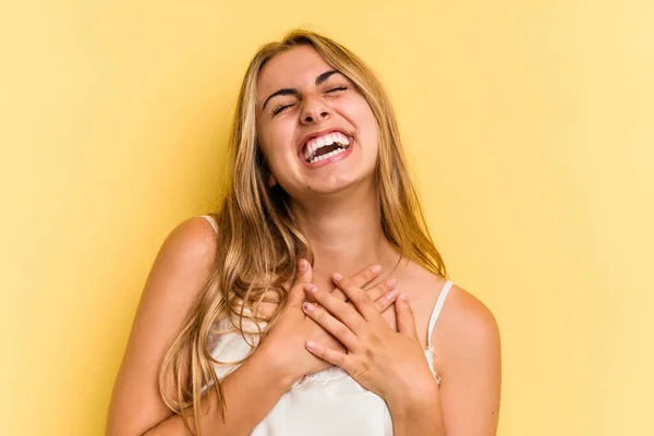 Junge Kaukasische Blondine Auf Gelbem Hintergrund Lacht Laut Aus Und — Stockfoto