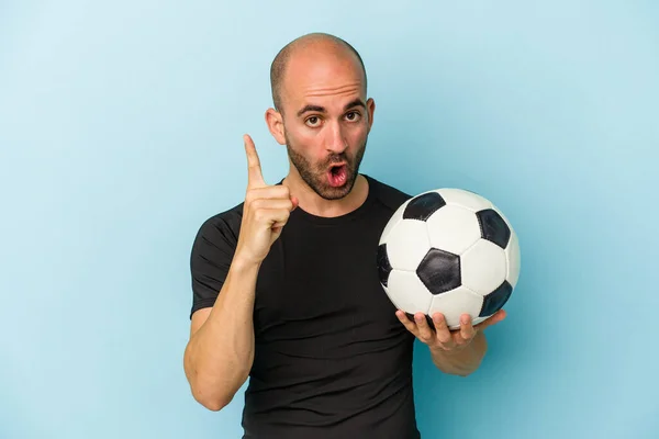 年轻的商业秃头男子打足球孤立的蓝色背景有一个想法 灵感的概念 — 图库照片