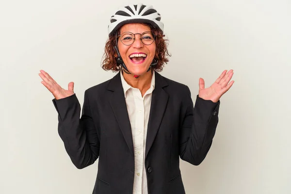 Lateinamerikanische Geschäftsfrau Mittleren Alters Die Einen Fahrradhelm Auf Weißem Hintergrund — Stockfoto