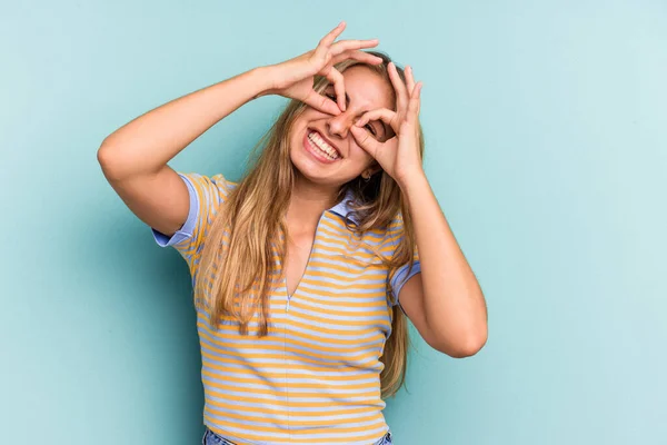 Giovane Donna Bionda Caucasica Isolato Sfondo Blu Mostrando Segno Sopra — Foto Stock