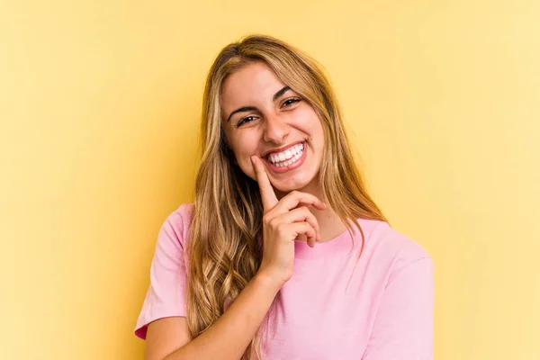 Joven Mujer Rubia Caucásica Aislada Sobre Fondo Amarillo Sonriendo Feliz —  Fotos de Stock