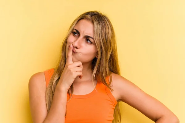 Giovane Donna Bionda Caucasica Isolata Sfondo Giallo Mantenendo Segreto Chiedendo — Foto Stock