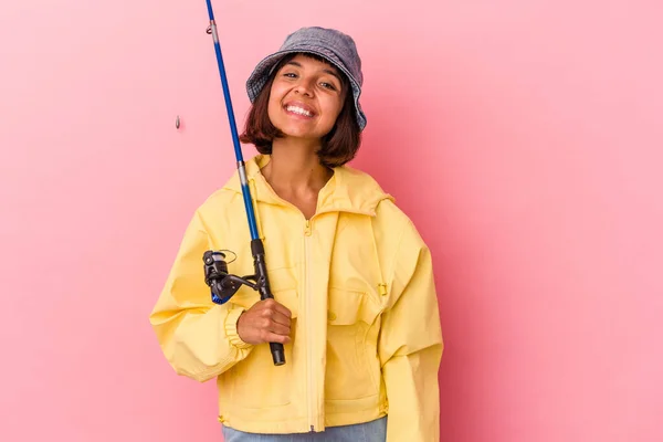 Jovem Mista Praticando Pesca Isolada Fundo Rosa Feliz Sorridente Alegre — Fotografia de Stock