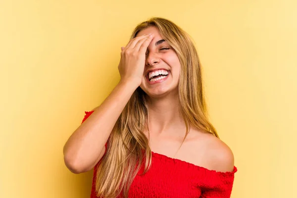 Jovem Mulher Loira Caucasiana Isolado Fundo Amarelo Rindo Feliz Despreocupado — Fotografia de Stock