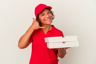 Beyaz arka planda izole edilmiş pizzaları alan orta yaşlı teslimatçı kadın parmakları olan bir cep telefonu hareketi gösteriyor..