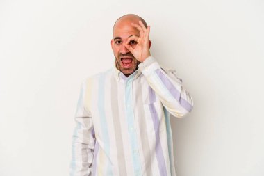 Genç kel adam beyaz arka planda izole edilmiş. Heyecanlı..