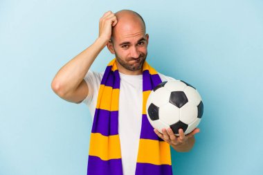 Mavi arka planda izole edilmiş atkı takan genç ve kel adam şok olmuştu..