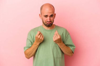 Pembe arka planda izole edilmiş beyaz kel bir adam parasız olduğunu gösteriyor..