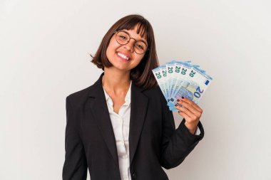Genç melez iş kadını elinde banknotlarla beyaz arka planda mutlu, güler yüzlü ve neşeli..