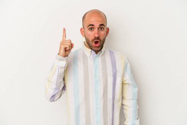 Genç, kel bir adam beyaz arka planda izole edilmiş. Yaratıcılık kavramı hakkında harika bir fikri var..