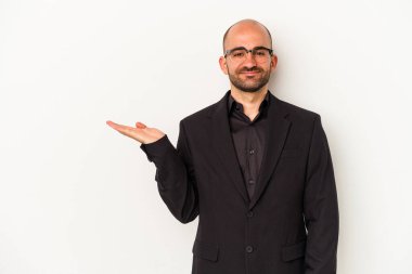 Genç iş adamı beyaz arka planda izole edilmiş bir şekilde bir avuç içinde fotokopi alanı ve belinde başka bir el tutarken görülüyor..