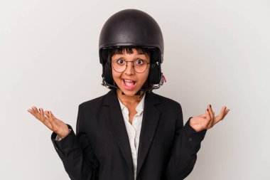 Motosiklet kaskı takan genç melez iş kadını hoş bir sürpriz yaşadı, heyecanlandı ve el kaldırdı..