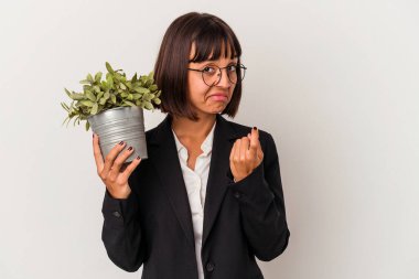 Genç melez iş kadını beyaz arka planda izole edilmiş bir bitki tutuyor. Seni işaret ediyor. Sanki davet ediliyormuş gibi..