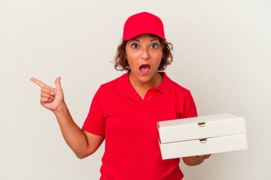 Beyaz arka planda izole edilmiş pizzaları alan orta yaşlı teslimatçı kadın...