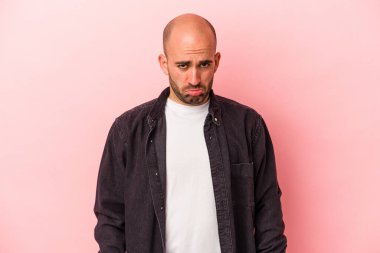 Kafkasyalı kel adam pembe arka planda izole edilmiş üzgün, ciddi yüzlü, mutsuz ve hoşnutsuz..