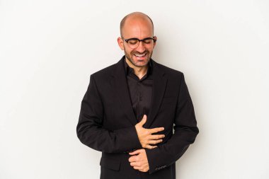 Genç ve kel bir adam beyaz arka planda gülüp eğleniyor..