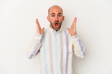 Genç kel adam beyaz arka planda izole edilmiş. Şaşırmış ve şok olmuş..