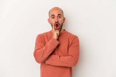 Genç, kel bir adam beyaz arka planda izole edilmiş. Yaratıcılık kavramı hakkında harika bir fikri var..