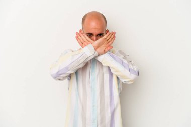 Beyaz arka planda izole edilmiş genç kel bir adam inkar jesti yapıyor.