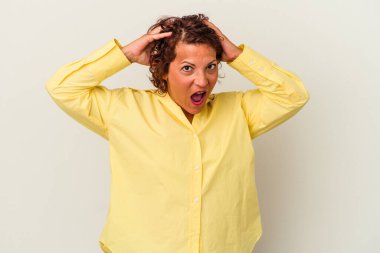 Beyaz arka planda izole edilmiş orta yaşlı Latin bir kadın çığlık atıyor, çok heyecanlı, tutkulu, bir şeyden memnun..