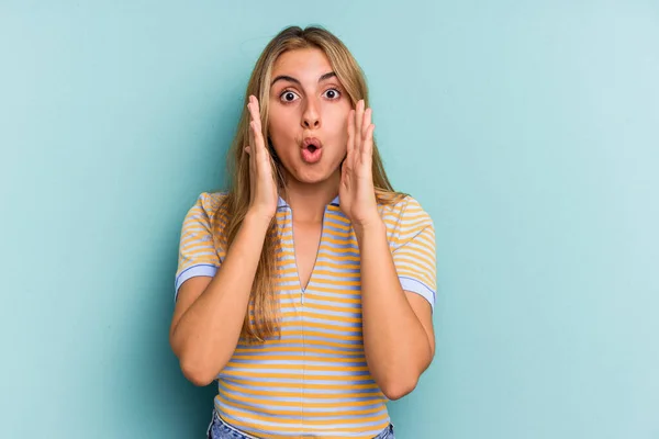 Young Caucasian Blonde Woman Isolated Blue Background Surprised Shocked — Stock Photo, Image