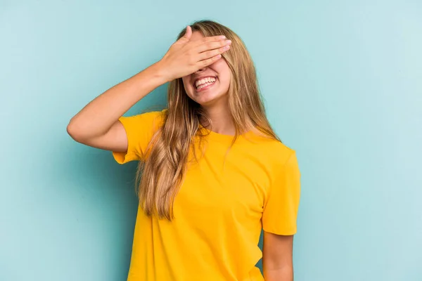 Jeune Femme Blonde Caucasienne Isolée Sur Fond Bleu Couvre Les — Photo