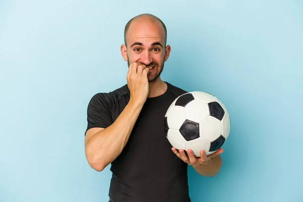 Joven Hombre Calvo Negocios Jugando Fútbol Aislado Sobre Fondo Azul —  Fotos de Stock