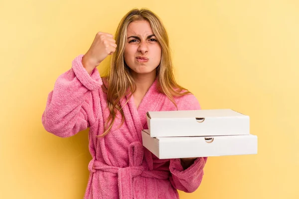 Joven Mujer Rubia Caucásica Con Albornoz Sosteniendo Pizzas Aisladas Sobre —  Fotos de Stock
