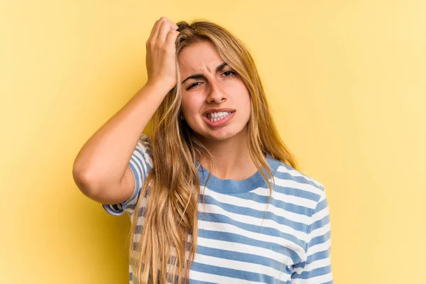 Joven Mujer Rubia Caucásica Aislada Sobre Fondo Amarillo Cansada Muy —  Fotos de Stock