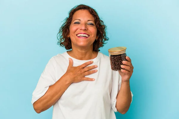 Lateinische Frau Mittleren Alters Die Ein Kaffeeglas Auf Blauem Hintergrund — Stockfoto