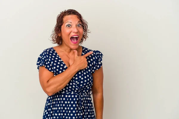 Middelbare Leeftijd Latin Vrouw Geïsoleerd Witte Achtergrond Wijzend Naar Zijkant — Stockfoto