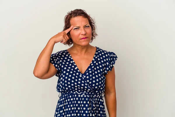 Medelåldern Latinamerikansk Kvinna Isolerad Vit Bakgrund Pekar Tempel Med Finger — Stockfoto