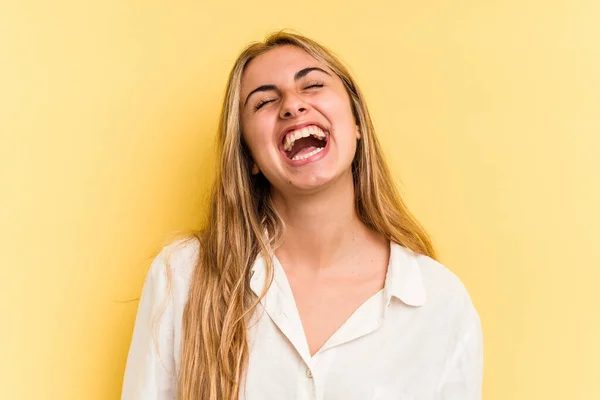 Joven Mujer Rubia Caucásica Aislada Sobre Fondo Amarillo Relajado Feliz —  Fotos de Stock