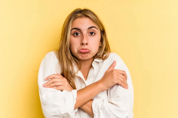 Mladé Kavkazské Blondýny Žena Izolované Žlutém Pozadí Pokrčí Rameny Otevřené — Stock fotografie