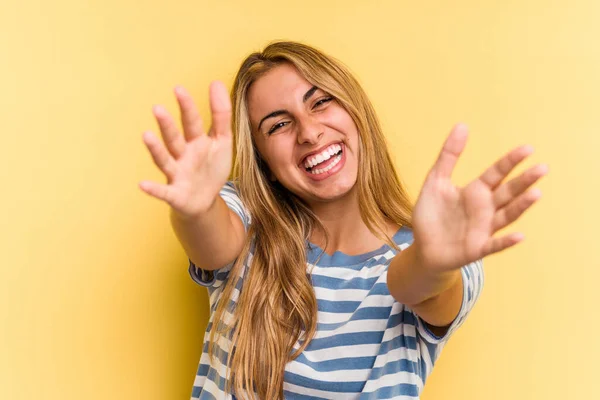 Joven Mujer Rubia Caucásica Aislada Sobre Fondo Amarillo Siente Segura —  Fotos de Stock