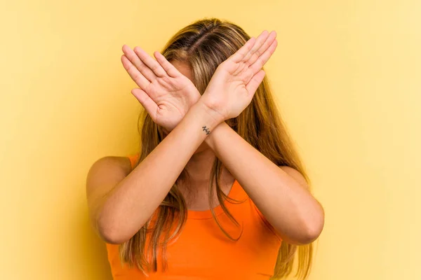 Jonge Kaukasische Blonde Vrouw Geïsoleerd Gele Achtergrond Houden Twee Armen — Stockfoto